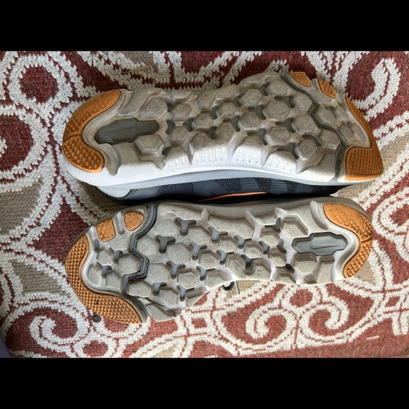 Woman’s Nike coral peach grey flex tennis shoes sneakers - Picture 5 of 5